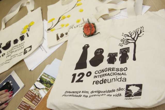 Em desafio sustent&aacute;vel, catadores produzem 5 mil bolsas para evento