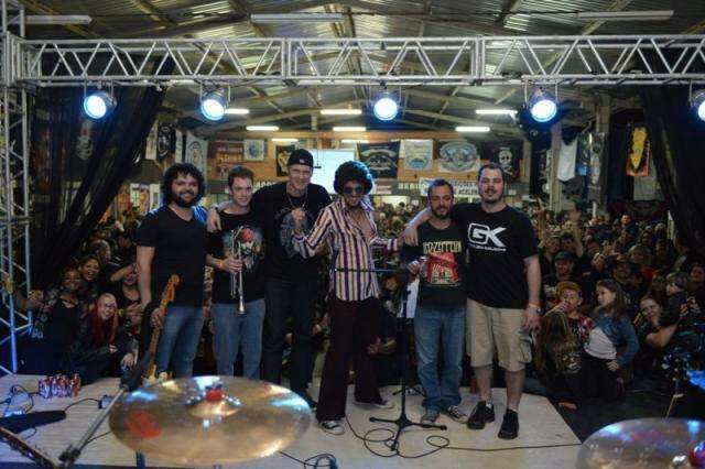 Bar faz show com cover de Raul Seixas e oferece desconto em drink tem&aacute;tico