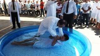 Detentos são batizados dentro de presídios em cultos religiosos. (Foto: Agepen)