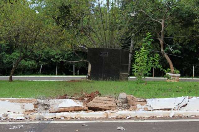 B&ecirc;bado, condutor de Hilux sobe em rotat&oacute;ria e quebra monumento Ninhal