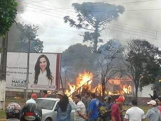 Incêndio atingiu conveniência nesta manhã em Coronel Sapucaia. (Foto: Correio da Fronteira)
