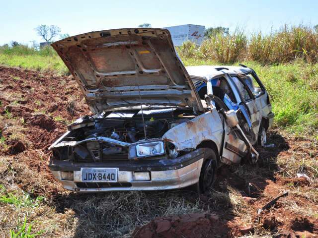  Motorista fica ferido ap&oacute;s capotar carro quatro vezes na BR-163 
