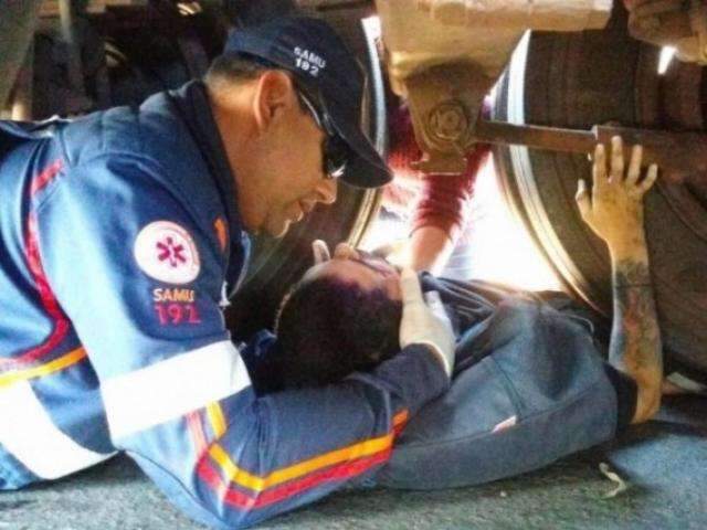 Motociclista morre no hospital depois de ter pernas esmagadas por carreta