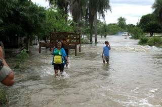 Moradores sofrem com chuva forte na cidade. (Foto: Toninho Ruiz)