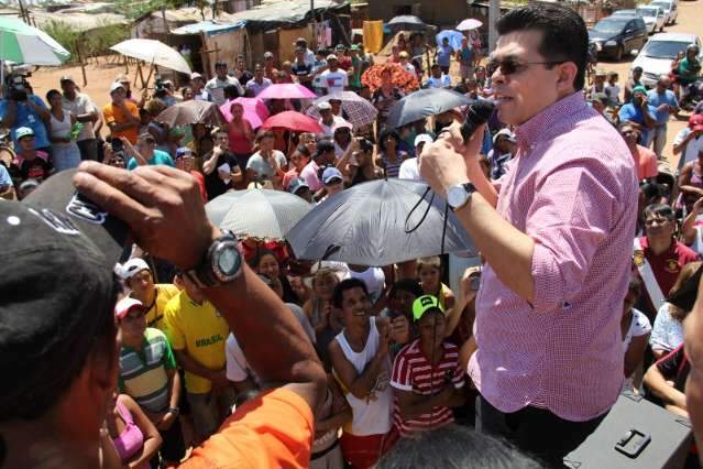 Prefeito promete tirar 800 fam&iacute;lias de favela em dois meses