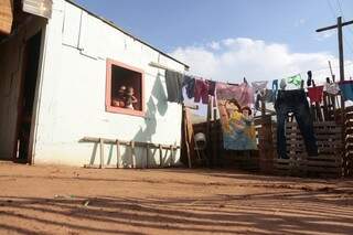 Natalia e a filha Thalia aguardam o dia em que irão trocar o barraco na favela Cidade de Deus II por uma &quot;casa de verdade&quot; (Foto: Cleber Gellio)