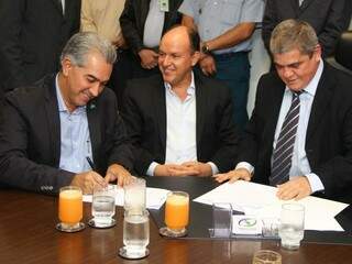Governador e presidente do TCE assinaram convênios (Foto: Fernando Antunes)