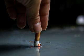 Cigarro sendo apagado: abandonar vício é raro entre os que procuram programa da Sesau. (Foto: André Bittar)