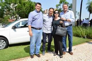 Ao lado do prefeito Marquinhos, a contribuinte Hilda, que ganhou o carro no segundo sorteio