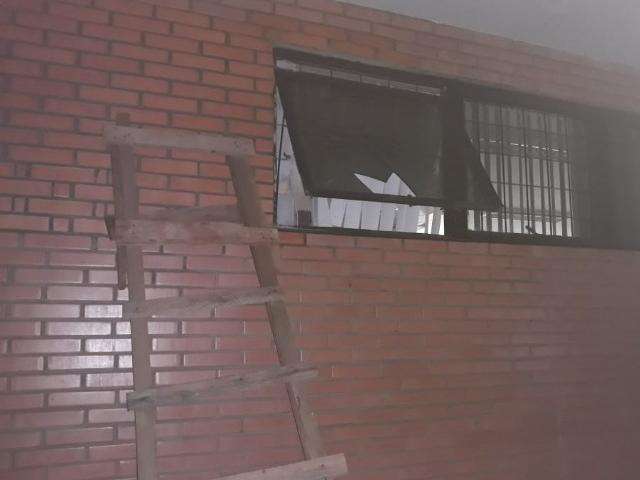 Dupla quebra vidro e grade de ag&ecirc;ncia banc&aacute;ria, mas alarme impede roubo