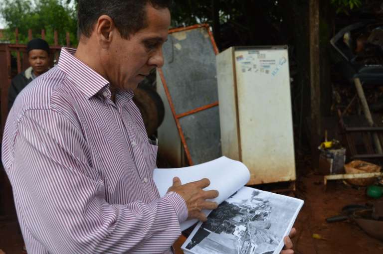 Alcides Ferreira, do CCEV, mostra parte das notificações contra o ferro-velho. (Foto: Natalia Yahn)