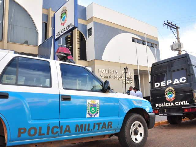  PM fica sete horas em delegacias para entregar dois presos