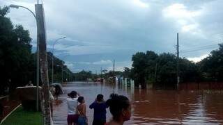 Na Vila Popular, moradores observam a enchente, a primeira e maior desde 2006 (Foto: Direto das Ruas)
