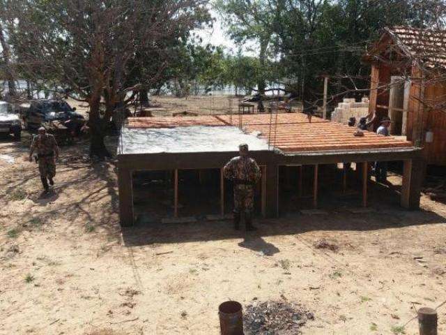 Constru&ccedil;&atilde;o &agrave;s margens de rio &eacute; interditada e dono multado em R$ 15 mil