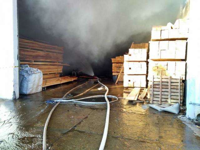 Inc&ecirc;ndio consome estoque e atinge barrac&atilde;o de madeireira 