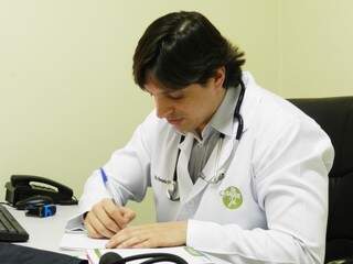 Dr. Renato prescrevendo medicação - Foto Divulgação