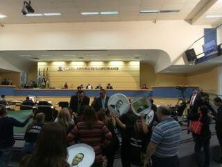Vereadores conversam com professores durante a sessão relâmpago de hoje na Câmara Municipal. Eles querem apoio dos vereadores para resolver o impasse nas negociações com a prefeitura e encerrar a greve que passou de 45 dias (Foto: Antonio Marques)