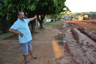Gilberto mostra a situação que ficou a calçada em frente de casa. (Foto: Vanderlei Aparecido)