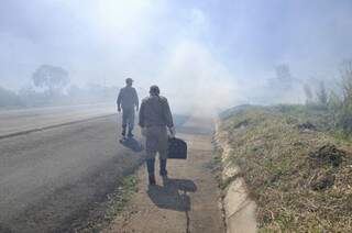 Bombeiros tentam conter as chamas (Foto: Marcelo Calazans)