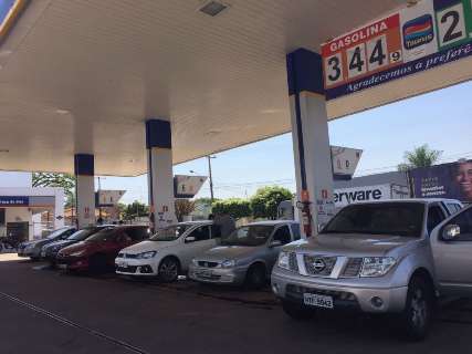 Gasolina a R$ 3,44 faz motoristas lotarem posto de combustível