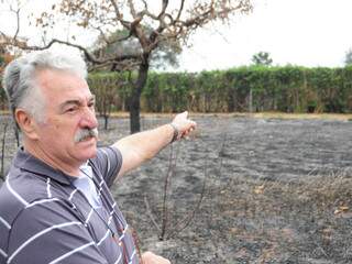 “Se o bombeiro não apaga ontem, queimaria até a rotatória. Existem pessoas maldosas, alguém botou fogo”, disse Nivaldo Mossin, empresário. (Foto: Rodrigo Pazinato)