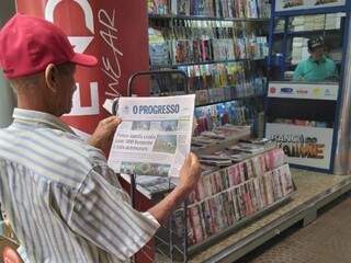 Leitor olha capa de O Progresso desta terça-feira; jornal circula pela última vez na sexta-feira (Foto: Adilson Domingos)