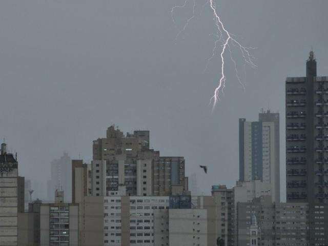 Durante a chuva de ter&ccedil;a-feira, 69 mil raios atingiram Mato Grosso do Sul