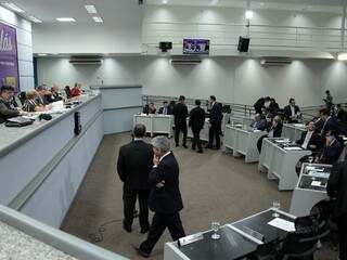 Vereadores em plenário durante sessão (Foto: CMCG/Divulgação)