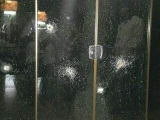 Marcas de tiros na porta de vidro do imóvel. (Foto:  Amambay570)