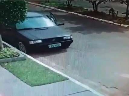 Câmera de segurança flagra ladrão furtando carro em plena luz do dia 