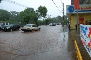 Supermercado da Rede Econômica também ficou inundado. (Foto: Simão Nogueira).