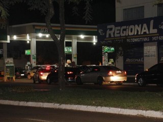 Fila por um dos postos de Dourados. Na cidade, a maioria dos estabelecimentos vende o combustível a R$ 4,80. (Foto: Hélio de Freitas) 