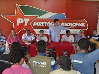 Vander Loubet e lideranças do PT participam de entrevista na sede do partido nesta segunda. (Foto: Divulgação)