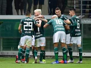 Lucas Lima comemorando seus gols junto dos companheiros do verdão. (Foto: Felipe Dantas/GazetaPress?GazetaEsportiva) 