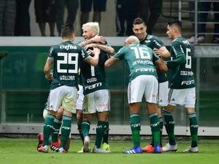 Lucas Lima comemorando seus gols junto dos companheiros do verdão. (Foto: Felipe Dantas/GazetaPress?GazetaEsportiva) 