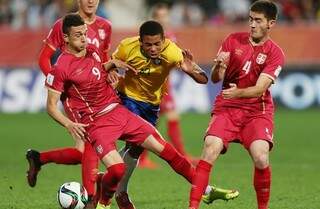 O atacante Gabriel Jesus, do Palmeiras, foi muito marcado pelos sérvios durante toda a partida (Foto: G1)
