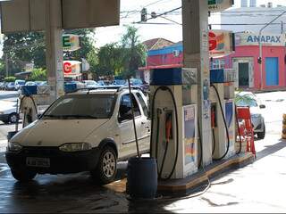 No posto da Taurus, o fluxo de carros ficou intenso e o preço do etanol baixou 11 centavos (Foto: Mariana Lopes)