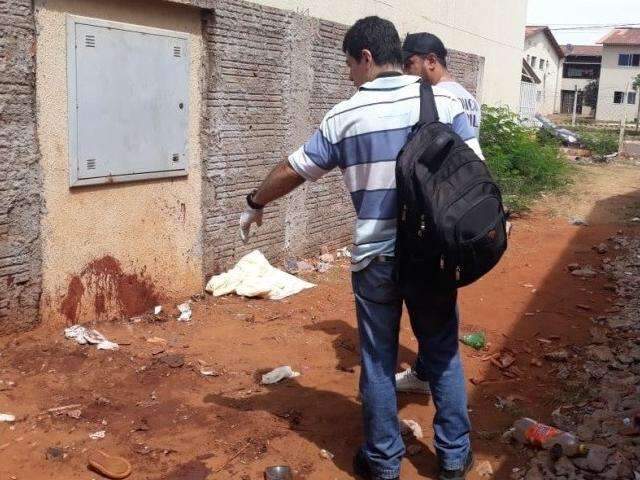 Espancado com pedras e blocos de concreto, homem cai e morre