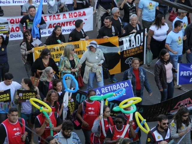Manifestantes bloqueiam tr&acirc;nsito na Afonso Pena durante passeata