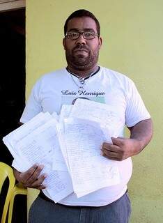 Presidente de bairro, Maxiel Aparecido,  mostra abaixo-assinado protocolado quase 10 dias antes do acidente (Foto: Marina Pacheco)