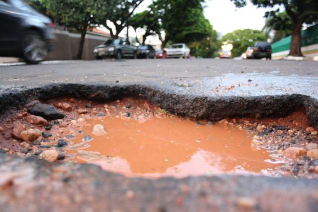 Buracos dificultam tráfego de veículos no Jardim dos Estados Capital