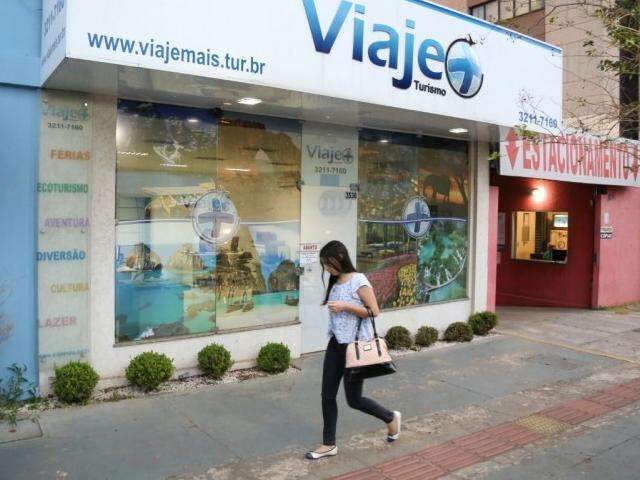 D&oacute;lar cai a R$ 3,18 e busca por viagens internacionais volta a crescer