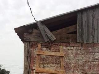 Bandidos arrombam igreja, quebram telhas e destroem imagem de santa Bandidos arrombam igreja, quebram telhas e destroem imagem de santa