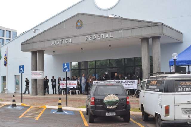 Servidores do Judici&aacute;rio cruzam os bra&ccedil;os por 24 horas e amea&ccedil;am greve