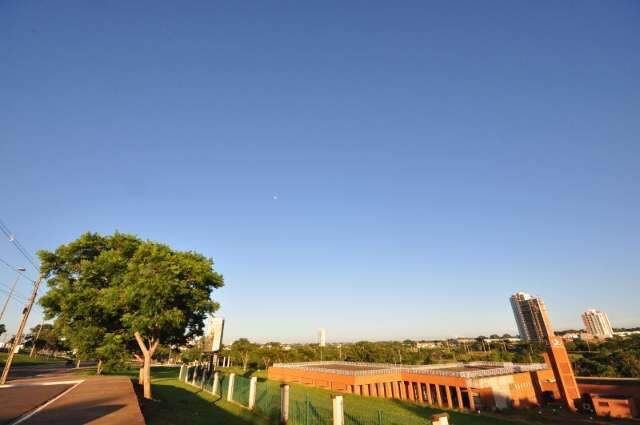 Sol forte no in&iacute;cio da quarta-feira e possibilidade de chuva isolada na Capital