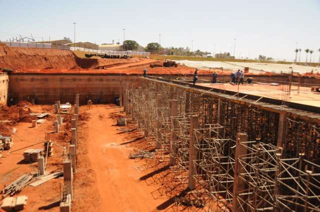 Oper&aacute;rios de obra de shopping paralisam trabalho por falta de pagamento