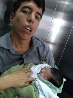 Marcos com a filha Dandara no colo; ele a matou junto com a mãe da criança (Foto: Reprodução)