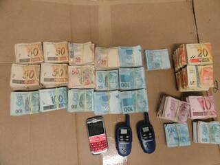 Dinheiro encontrado com suspeito (Foto: Divulgação/PF)
