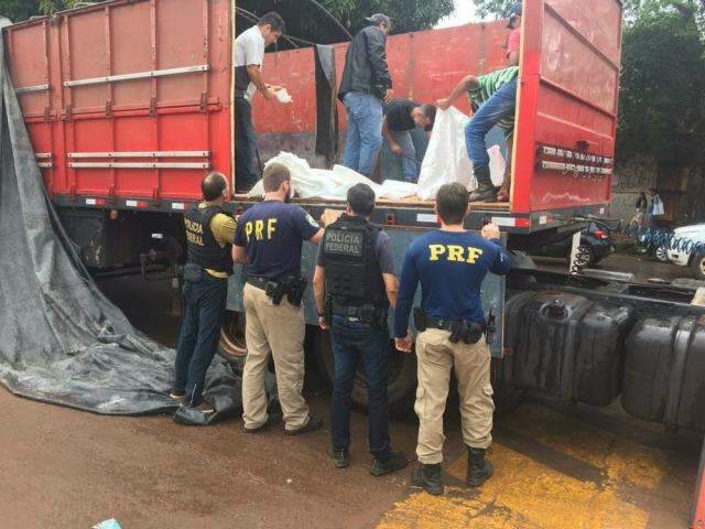 Carreta parada no p&aacute;tio de oficina tinha 1.400 quilos de maconha