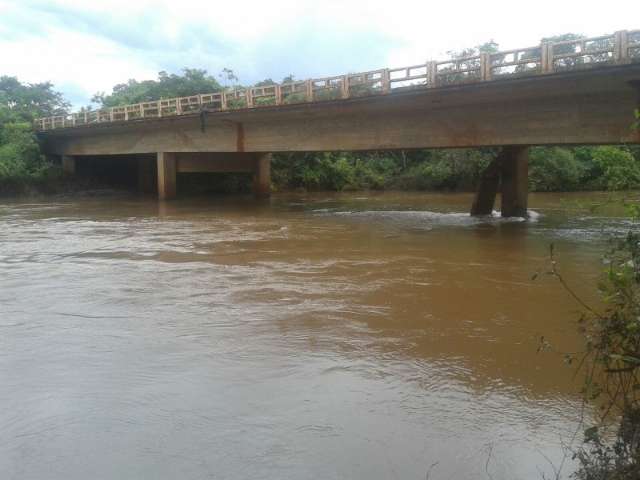 Passageiros precisam descer de &ocirc;nibus para passar sobre ponte na BR-267
